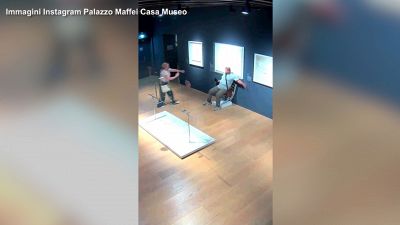 Turisti danneggiano la "sedia Van Gogh" dell'artista Bolla a Verona