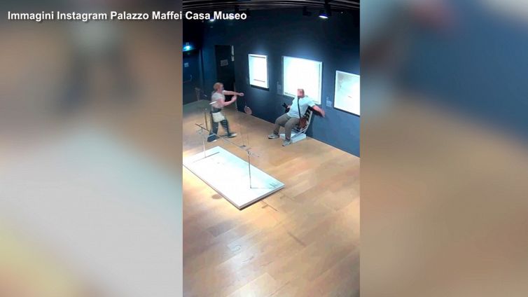Turisti danneggiano la "sedia Van Gogh" dell'artista Bolla a Verona
