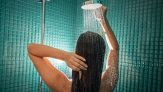 Doccia calda o fredda contro il caldo? Cosa dicono gli esperti