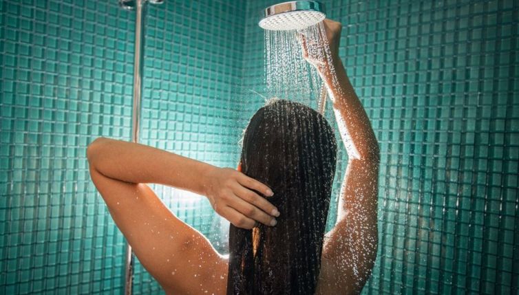 Doccia calda o fredda contro il caldo? Cosa dicono gli esperti