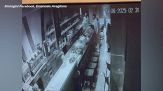 Rapina un bar e spara, il gestore reagisce con una scopa. Video virale
