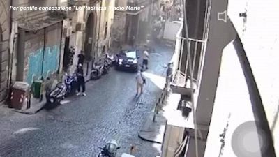 Napoli, camion senza freni finisce la sua corsa tra due palazzi