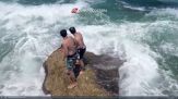 Bagnanti bloccati su uno scoglio: il video dello spettacolare salvataggio