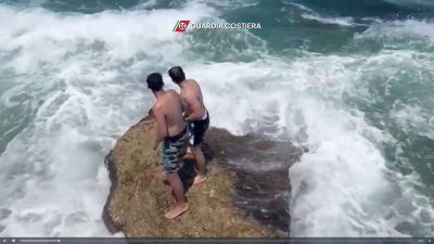 Bagnanti bloccati su uno scoglio: il video dello spettacolare salvataggio