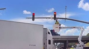 Il camion travolge l'elettricista sul semaforo