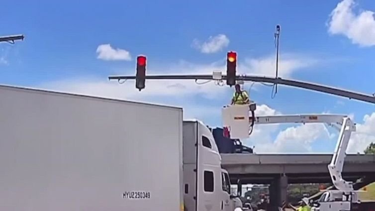 Il camion travolge l'elettricista sul semaforo