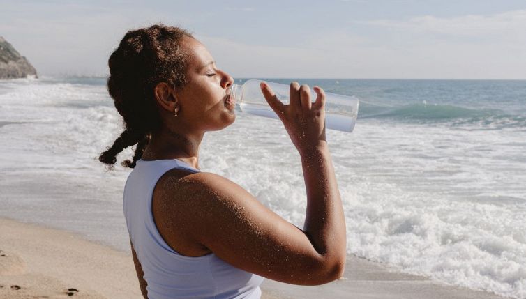 Perché bere acqua dopo il bagno al mare: benefici correlati