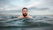Fare la pipì in mare è vietato, multa da 750 euro
