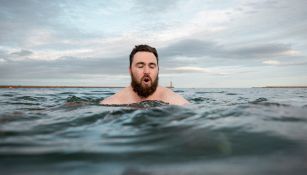 Fare la pipì in mare è vietato, multa da 750 euro