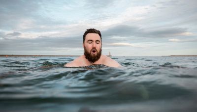 Fare la pipì in mare è vietato, multa da 750 euro