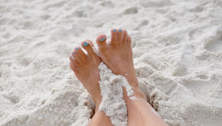 Via la sabbia dai piedi con l’amido di mais: il metodo semplice
