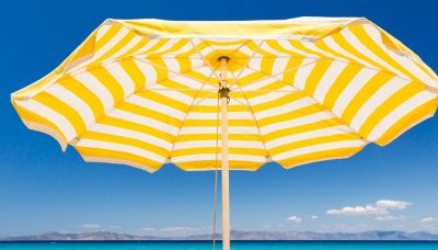 Il trucco per non far volare l’ombrellone in spiaggia