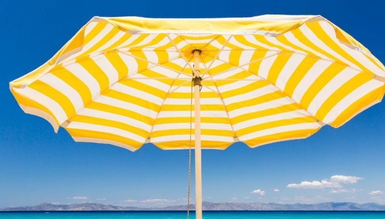 Il trucco per non far volare l’ombrellone in spiaggia