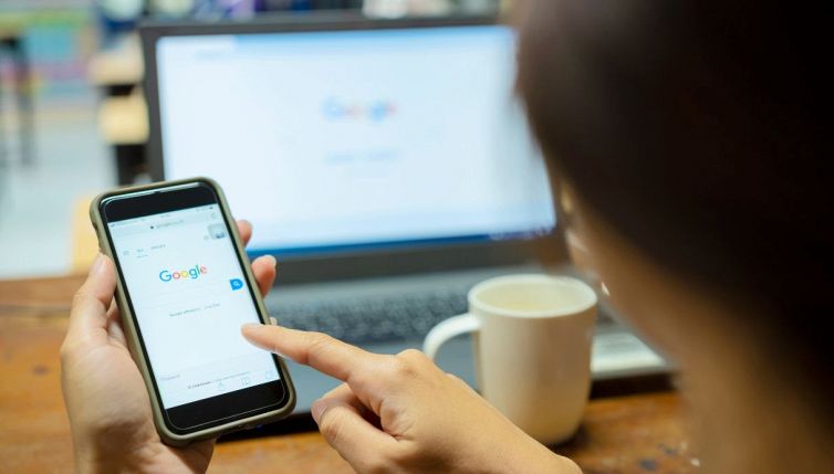Truffa ClickFix, chi è che si spaccia per Google Meet e Booking?