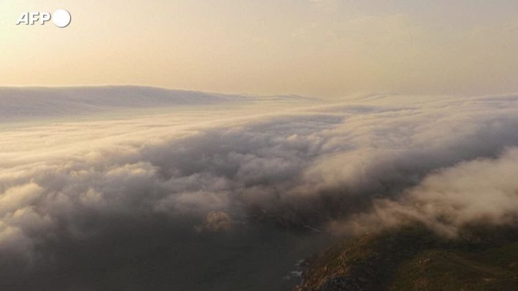 Portogallo, il raro fenomeno del "roll cloud" su Cabo da Roca