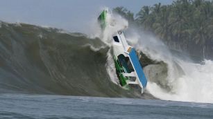 L'ondata è impressionante: nave capovolta e distrutta