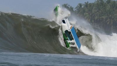 L'ondata è impressionante: nave capovolta e distrutta