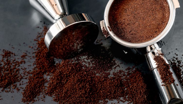 I fondi di caffè diventano il segreto del cemento del futuro
