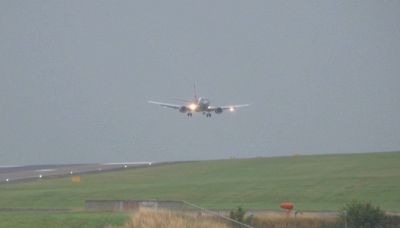 Tempesta in cielo: l'atterraggio dell'aereo è da incubo