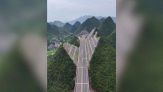 Cina: l'autostrada spacca in due le montagne. Il video dal drone
