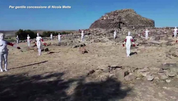 Corpi nudi contro l'assalto delle pale eoliche in Sardegna