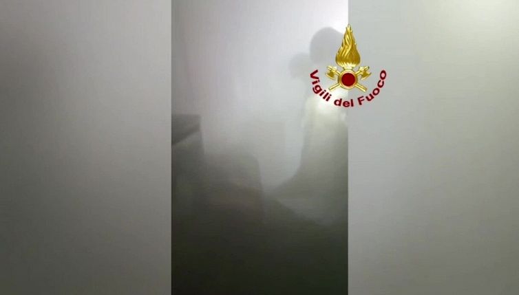 Fiamme in stanza hotel: panico in albergo
