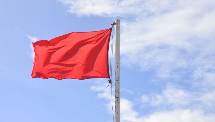 Il bagno al mare con la bandiera rossa è legale?