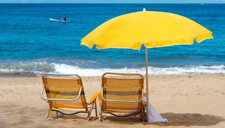 Lasciare l’ombrellone in spiaggia durante la notte è legale?