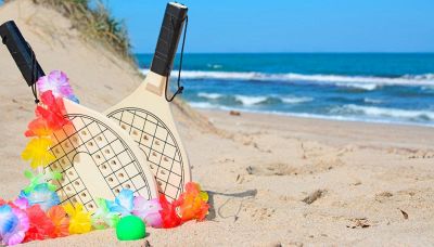 Palloni e racchettoni in spiaggia: cosa dice la legge italiana