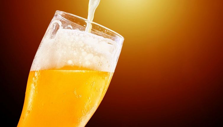 La scienza della schiuma perfetta: fisica e segreti della birra