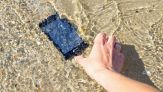 Telefono in mare o piscina, come salvarlo