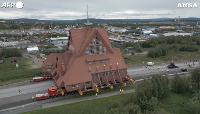Il trasloco su ruote dell'antica chiesa attraverso la città