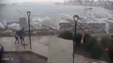 La tromba marina è devastante: ombrelloni e sdraio volano ovunque