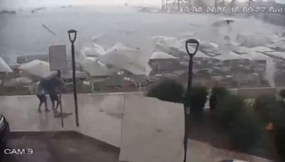 La tromba marina è devastante: ombrelloni e sdraio volano ovunque