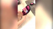 La bimba vuole uscire ma è senza scarpe: la soluzione della mamma è virale