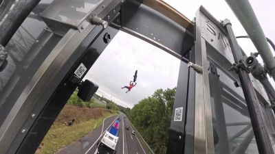 Numero da circo: il volo con salto mortale del biker tra due tir