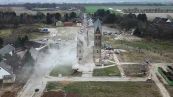 La demolizione della storica chiesa è impressionante