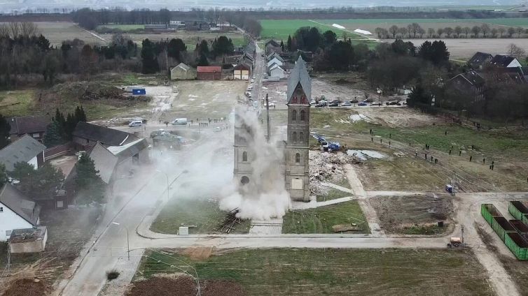 La demolizione della storica chiesa è impressionante