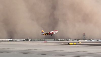 Sull'aeroporto arriva un'enorme tempesta di sabbia: l'aereo decolla in extremis