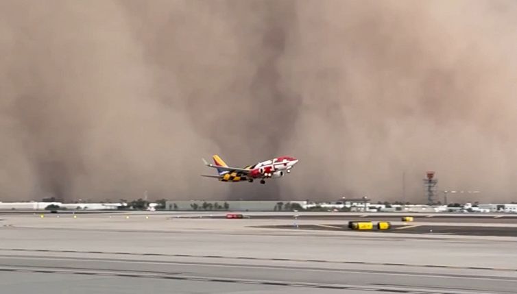 Sull'aeroporto arriva tempesta di sabbia: aereo decolla in extremis
