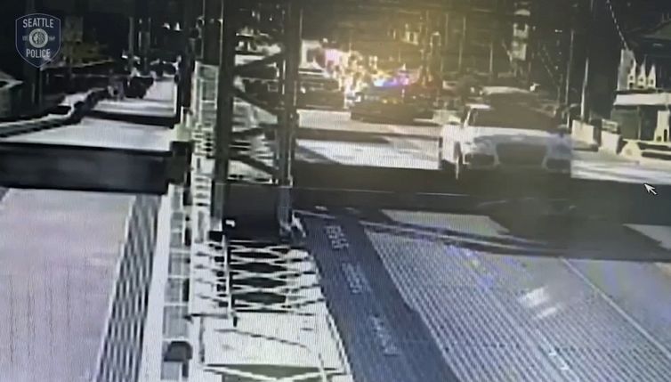 La fuga dalla polizia è pazzesca: salta con l'auto oltre il ponte levatoio