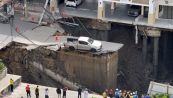 Si apre voragine nella strada: l'auto resta in bilico sul vuoto