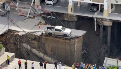 Si apre voragine nella strada: l'auto resta in bilico sul vuoto