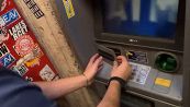 Bancomat: così vi truffano allo sportello con skimmer e microcamera