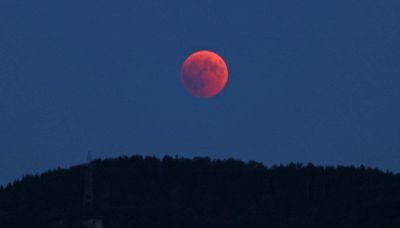 Eclissi lunare rossa, cos’è e perché accade