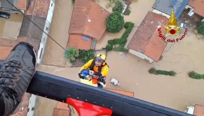 Maltempo, bloccati ai piani alti: evacuati con l'elicottero