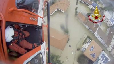 Maltempo in Brianza, bimba di 10 mesi salvata in elicottero grazie a una culla speciale