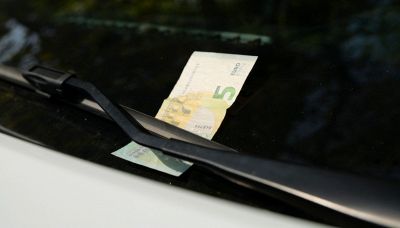 Cos’è la truffa della banconota sotto al tergicristallo