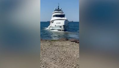 Lo yacht da un milione di dollari affonda al varo