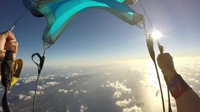 Panico a 4000 metri: il paracadute non si apre